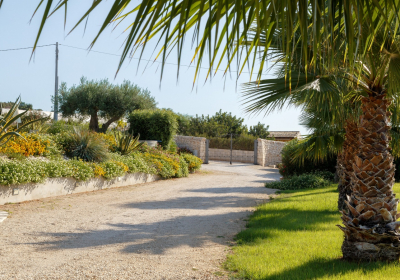 Casa Vacanze Residence Latruvatura Bilocali In Villa Con Piscina